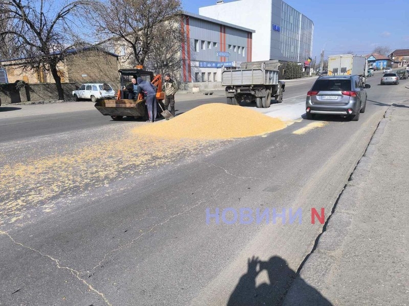 В Николаеве из зерновоза на ходу высыпалось несколько тонн кукурузы (фото, видео)