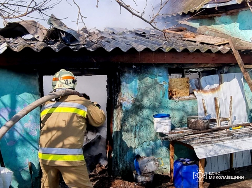 Пожежа на Миколаївщині: троє людей обгоріли, літню жінку відвезла швидка