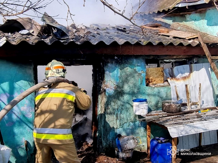 Пожар в Николаевской области: три человека обгорели, пожилую женщину увезла скорая