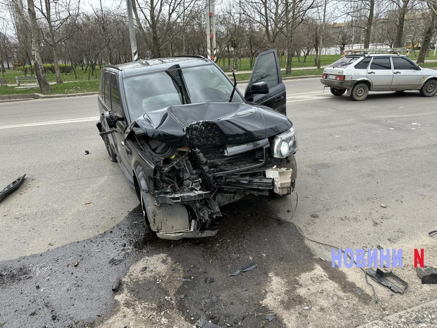 В Николаеве столкнулись «Тойота» и Range Rover - водителя увезла «скорая»