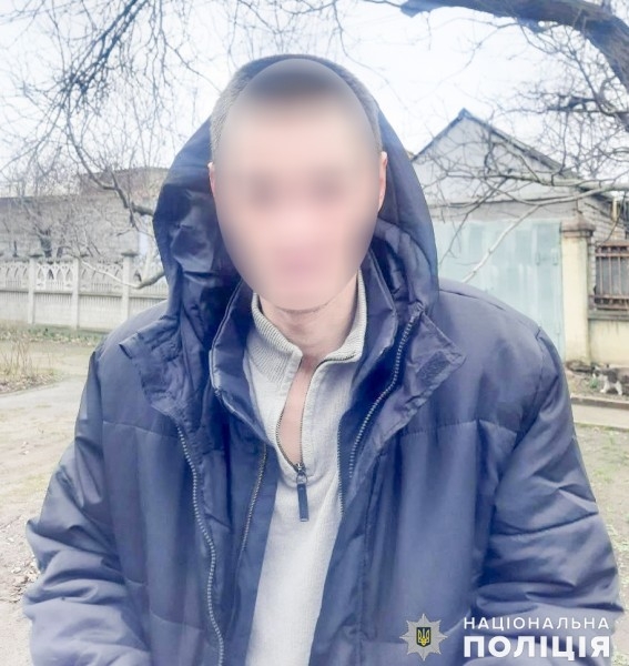 В Николаеве среди бела дня рецидивист на улице избил и ограбил прохожего