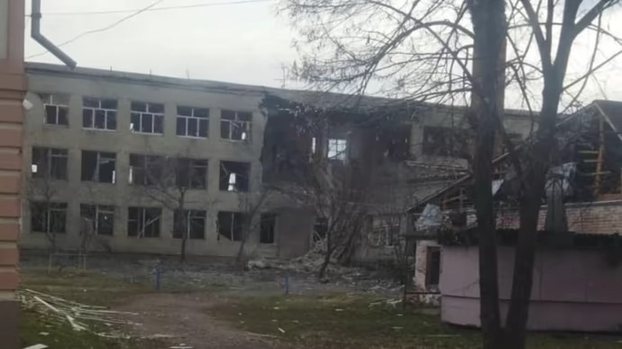 Оккупанты сбросили 2 авиабомбы на школу в Сумской области