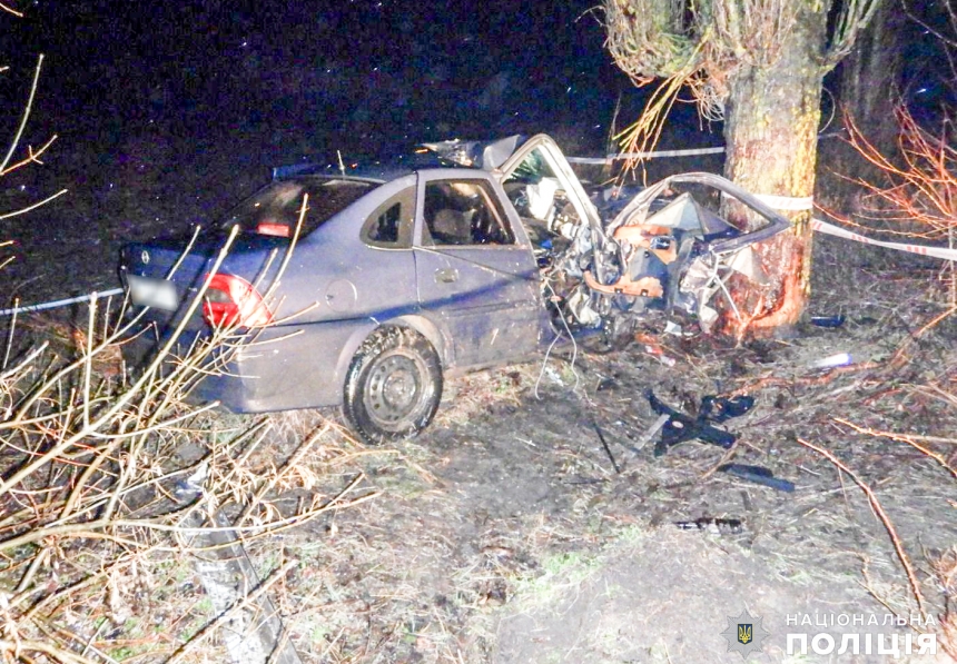 На Миколаївщині «Опель» врізався в дерево, пасажир загинув – п'яного водія затримано