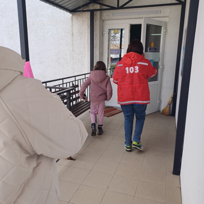 В Николаеве у горе-родителей отобрали детей — их на «скорой» увезли в больницу