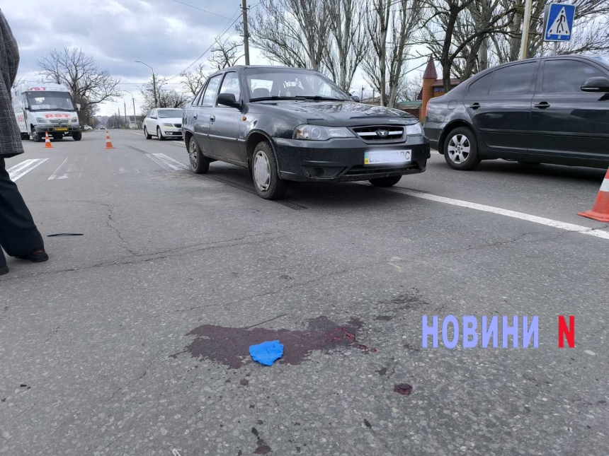 В Николаеве водитель сбил женщину на переходе: пострадавшую увезла скорая