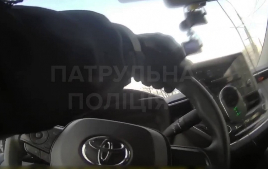 У Миколаєві патрульні супроводили батька з дитиною до дитячої лікарні (відео)