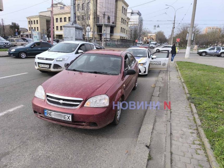 В центре Николаева «Шевроле» сбил девушку на пешеходном переходе: пострадавшую увезла скорая