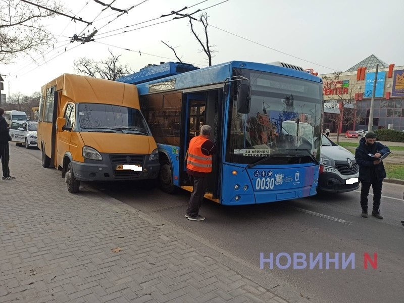 В центре Николаева учебный троллейбус «вытолкнул» маршрутку на тротуар, а затем врезался в «Рено»