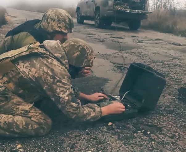 Миколаївські морпіхи показали, як знищили БТР ворога (відео)