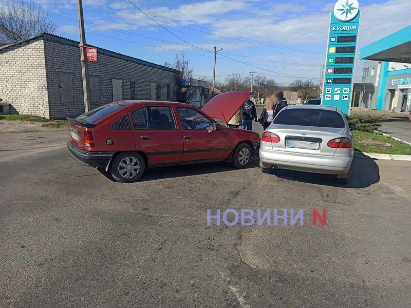 Возле автозаправки в Николаеве столкнулись «Опель» и «Деу»