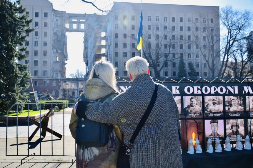 Николаевцы пришли под здание разрушенной ОВА почтить память погибших (фото)