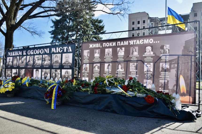 Николаевцы пришли под здание разрушенной ОВА почтить память погибших (фото)