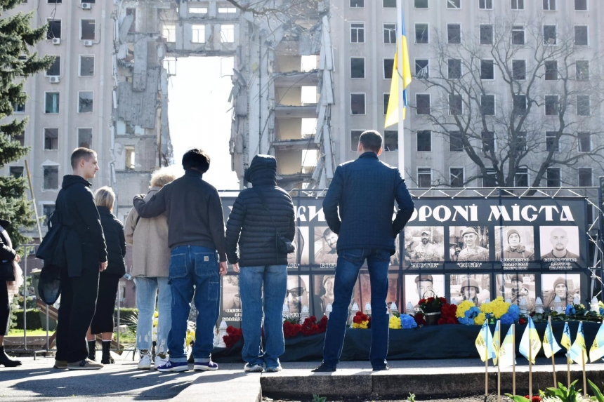 Николаевцы пришли под здание разрушенной ОВА почтить память погибших (фото)