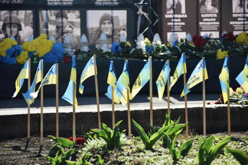 Николаевцы пришли под здание разрушенной ОВА почтить память погибших (фото)