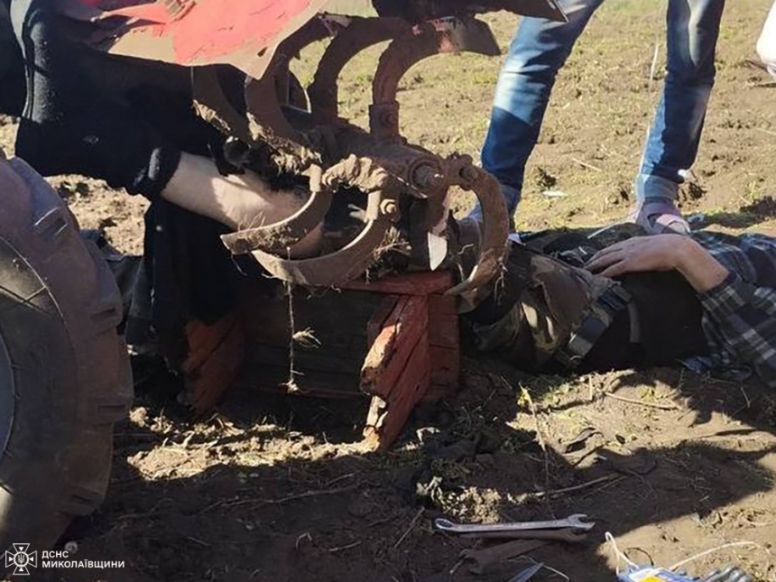 Житель Николаевской области во время работ в поле угодил под мотоблок: выручали спасатели