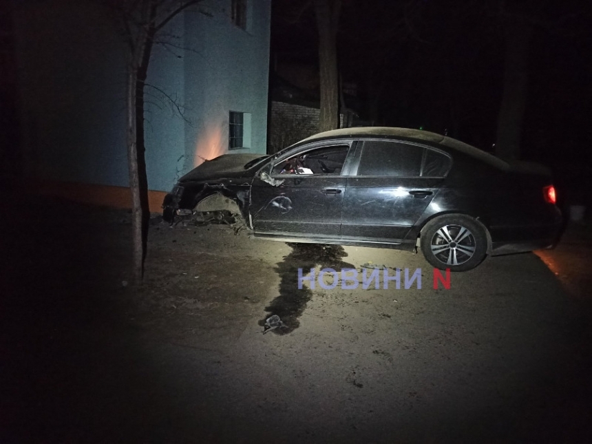 Дама, что на Volkswagen сбила знаки и врезалась в дом в центре Николаева, была пьяна