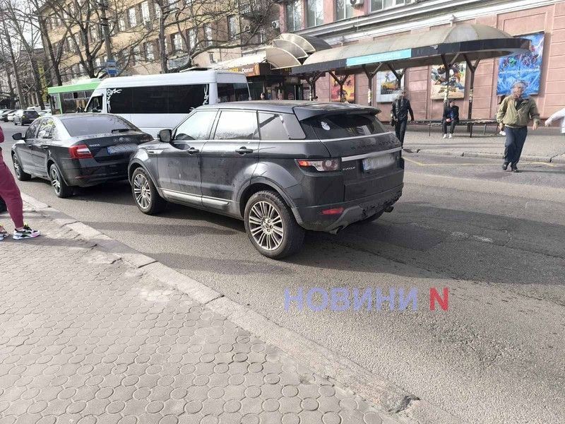 В центре Николаева столкнулись Range Rover и Škoda