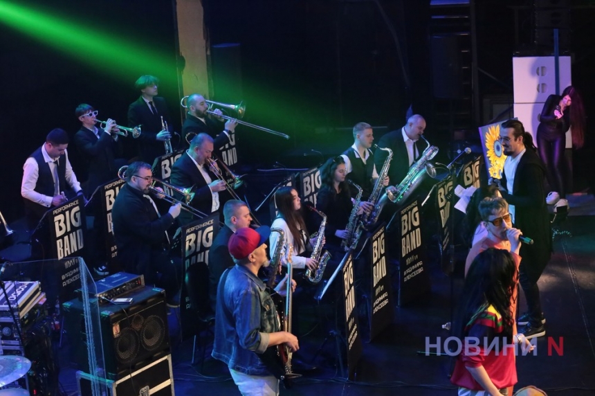«Развеселый концерт» : николаевцы с музыкой отметили 1 апреля (фоторепортаж)