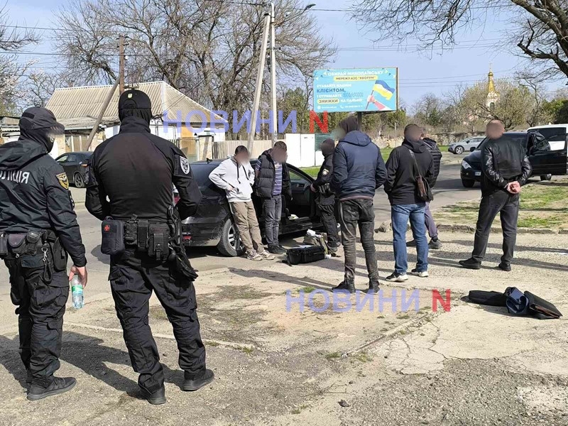 В центре Николаева полиция задержала подозреваемых в торговле наркотиками