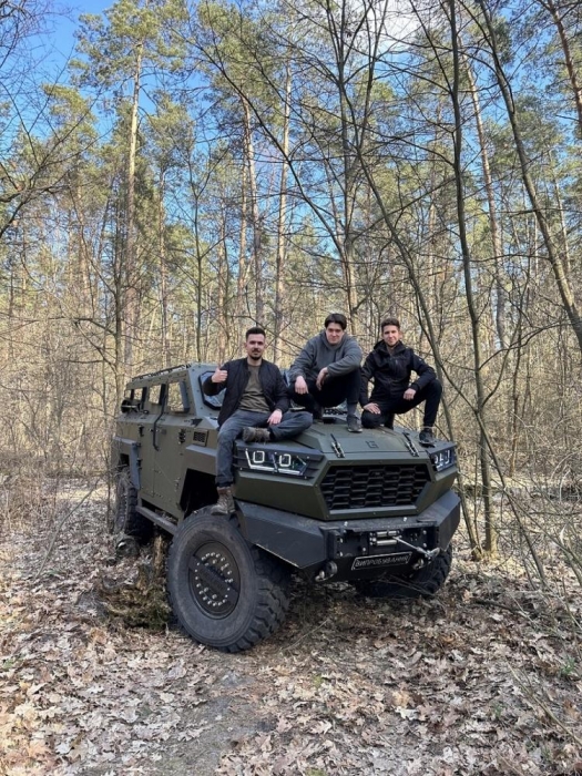 Украинские студенты создали бронированный автомобиль для ВСУ