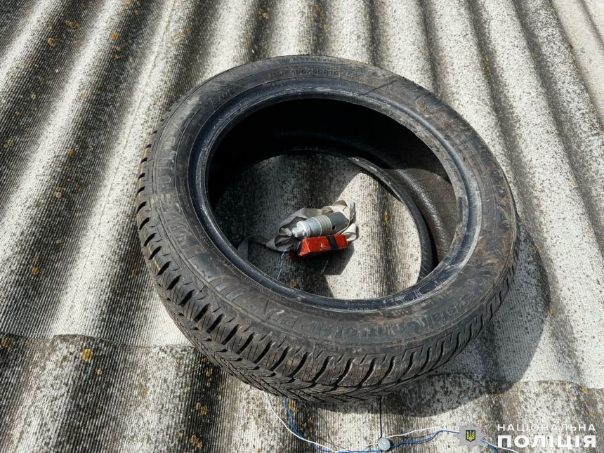 В Николаеве на крыше гаража нашли неразорвавшийся кассетный боеприпас: взрывали на месте (видео)