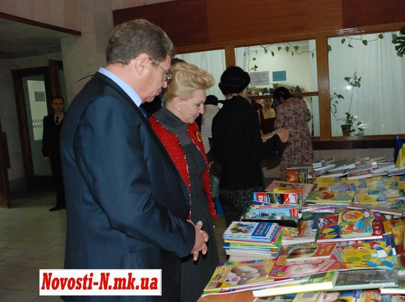 Из Николаева министр здравоохранения уехала с детскими книгами