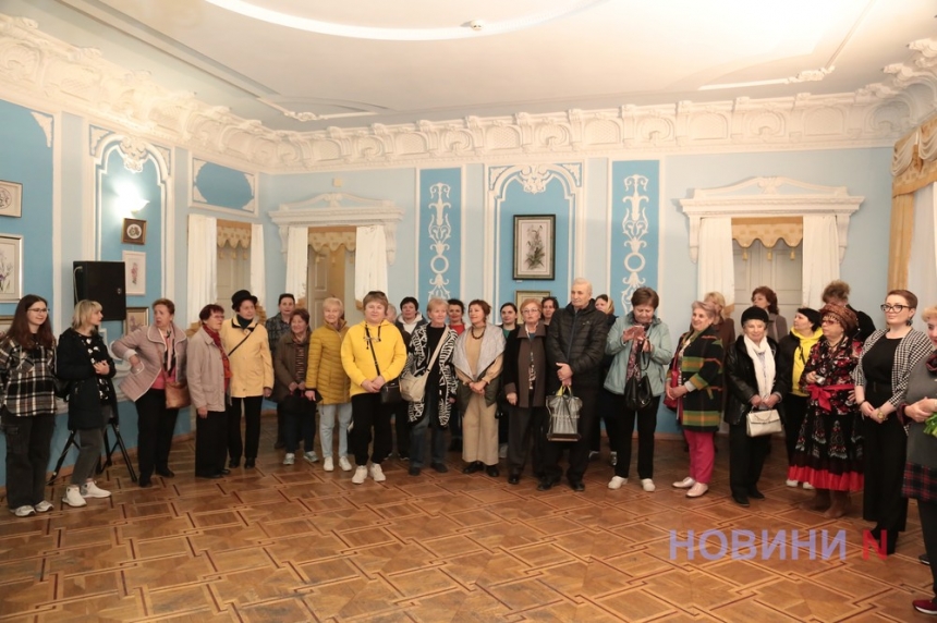 Цветочное совершенство Татьяны Веремеенко: в театре открылась выставка Николаевской мастерицы (фото)