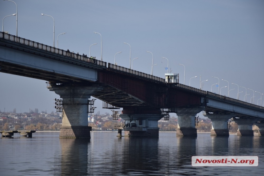 В Николаеве поврежден мост: образовалась огромная пробка