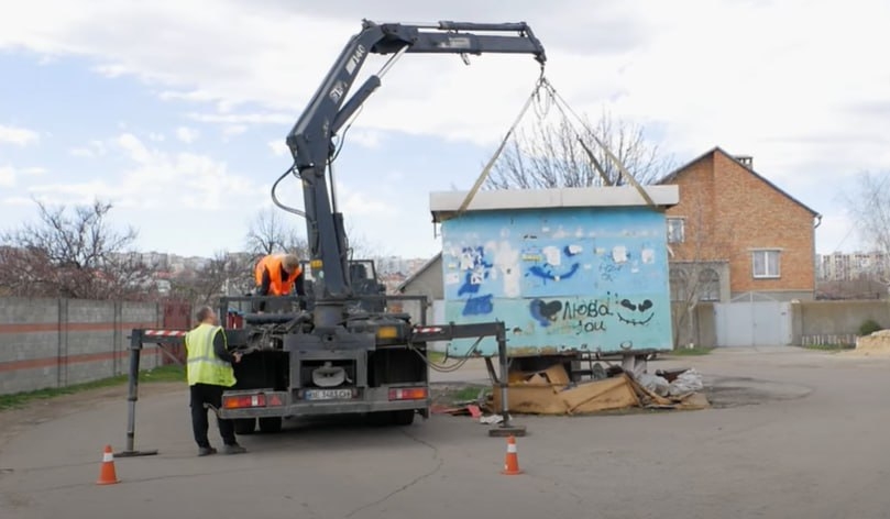 В Николаеве демонтировали незаконные билборды и МАФы (видео)
