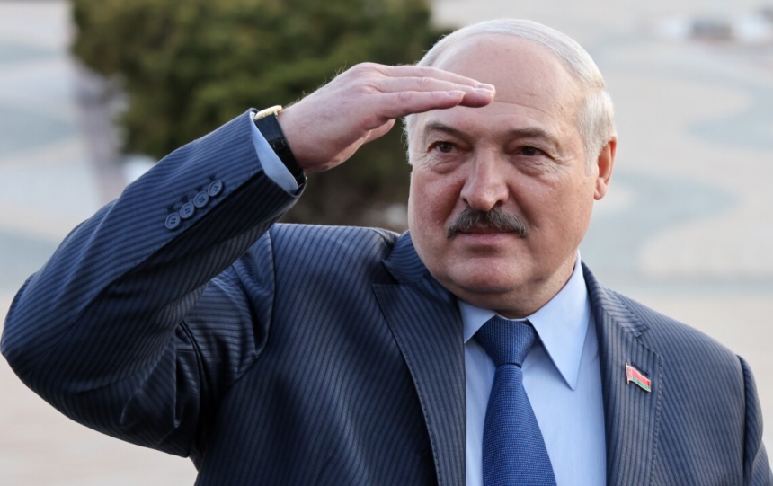 В Беларуси повестки будут вручать по SMS. Лукашенко подписал закон