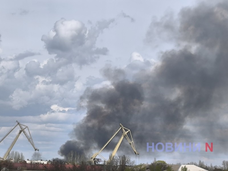 В Николаеве масштабно горит камыш — дым виден из разных частей города