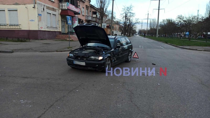 На перекрестке в Николаеве столкнулись «Мерседес» и «БМВ»