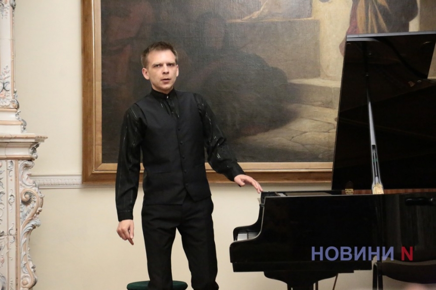 Музичний романтизм Дмитра Смирнова: миколаївський музикант порадував глядачів віртуозною грою (фоторепортаж)