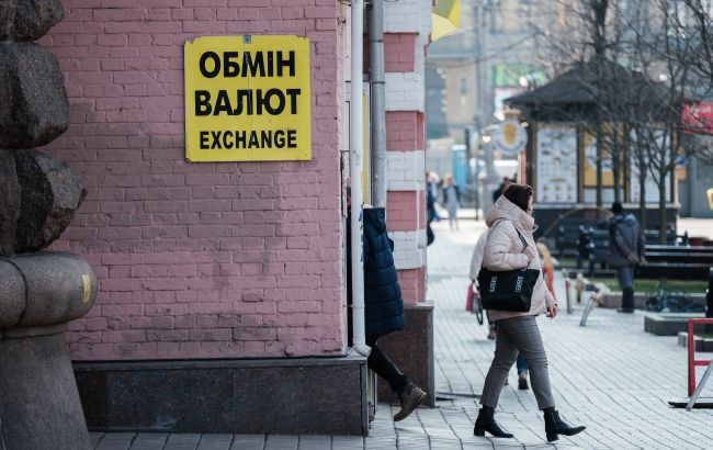 В понедельник доллар продолжил дешеветь: актуальные курсы в обменных пунктах