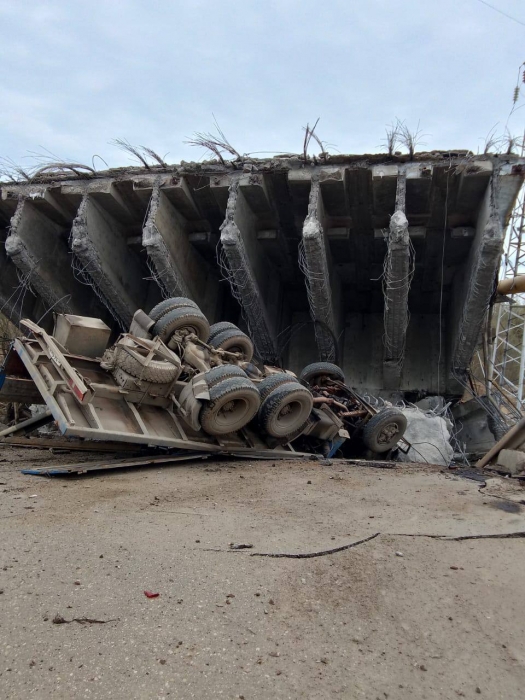 В России мост с автомобилями упал на железнодорожные пути, есть жертвы: видео момента обрушения