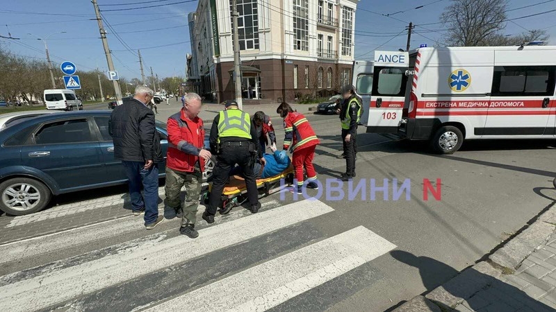 В центре Николаева автомобиль «Шевроле» сбил пешехода (фото, видео)