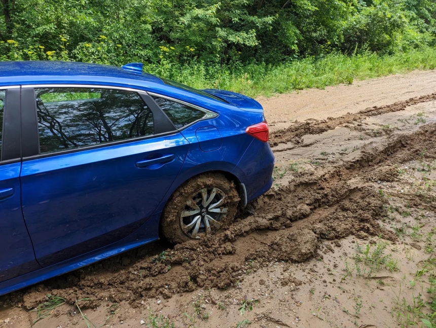 Авто застряло в грязи: как с помощью двух простых предметов выбраться из болота