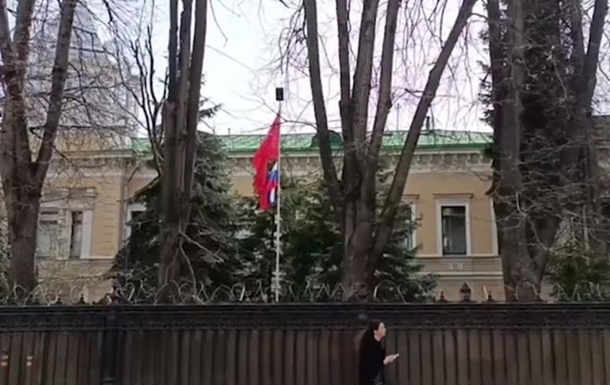 РФ подняла свой флаг в посольстве Украины в Москве (видео)