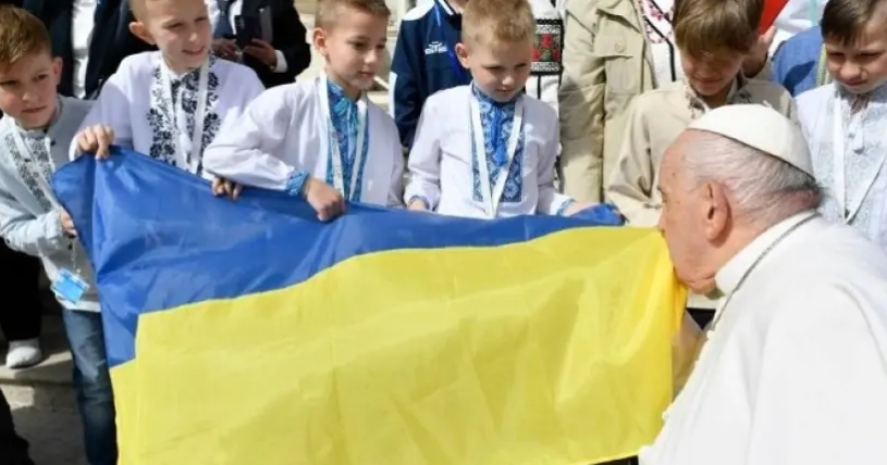 Папа Римський зустрівся з дітьми з України та поцілував прапор