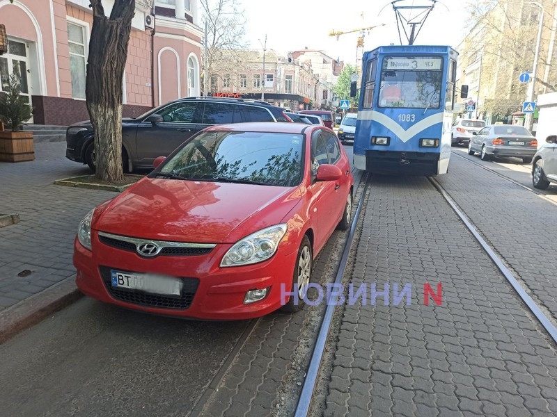 В центре Николаева девушка на «Хюндай» заблокировала движение трамваев
