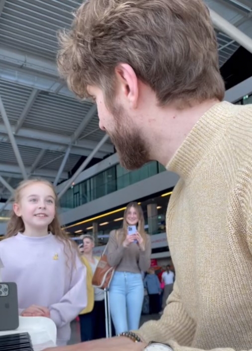 Маленька українка зворушила мережу виконанням пісні у польському аеропорту: відео