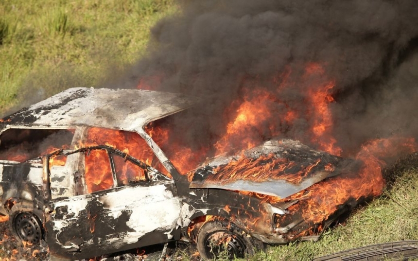 На Чернігівщині окупанти обстріляли цивільний автомобіль: водій згорів