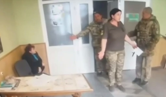 Активістка сходила в туалет на підлогу у ТЦК і заявила про побиття військовослужбовцями (відео)