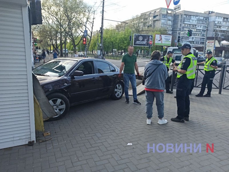 Удирал от полиции: стало известно, как KIA врезался в киоск в центре Николаева