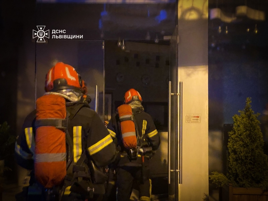 Во Львове горело кафе: внутри находилось более 70 человек