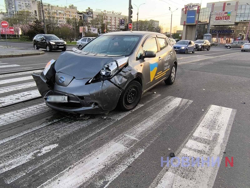 В центре Николаева столкнулись Honda и Nissan – пострадал пассажир такси