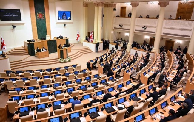В парламенте Грузии оппозиционер ударил депутата из пророссийской партии кулаком по лицу (видео)