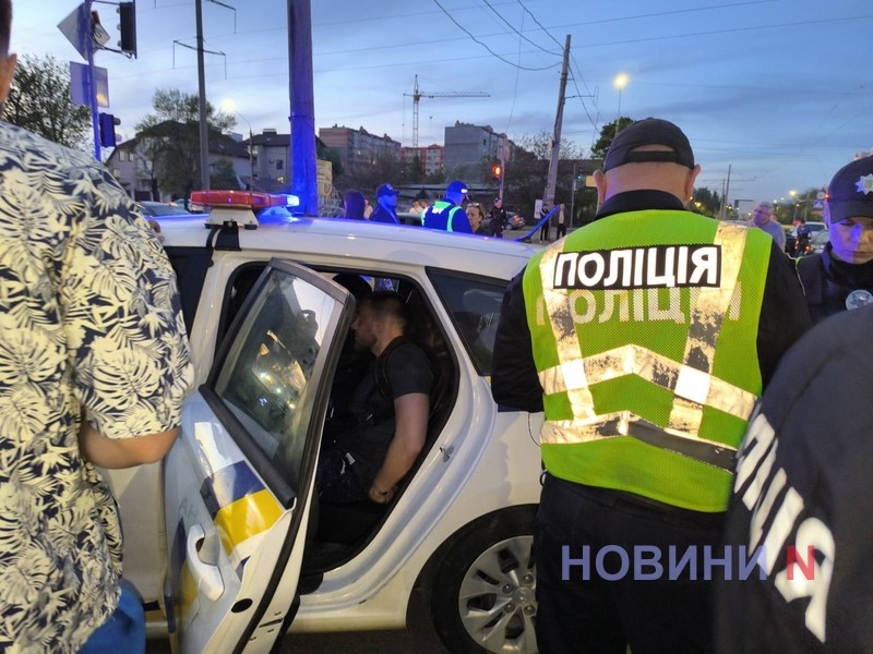 В Николаеве участники ДТП на BMW устроили драку с полицейскими