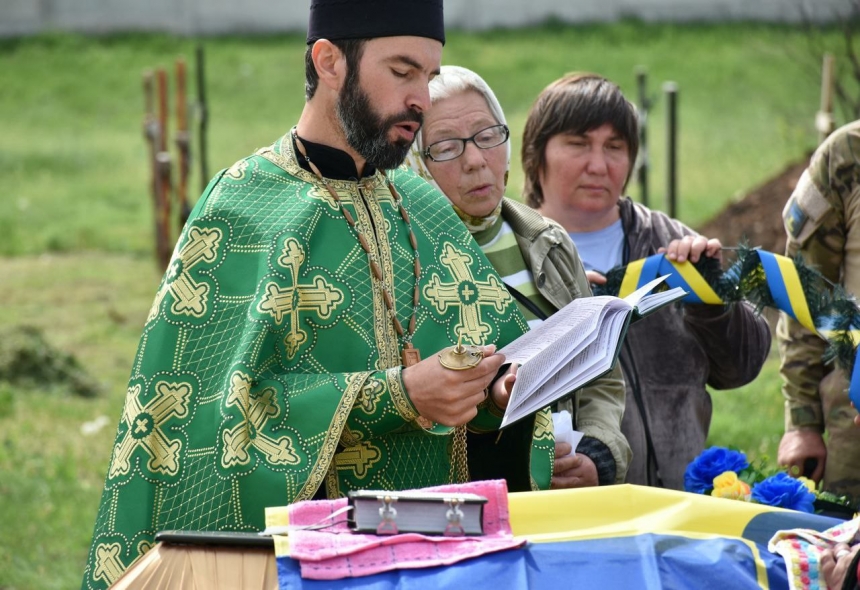 У Снігурівці попрощалися з військовим, який загинув у Донецькій області