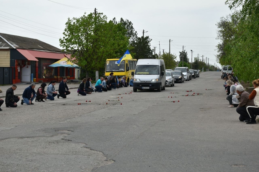 У Снігурівці попрощалися з військовим, який загинув у Донецькій області